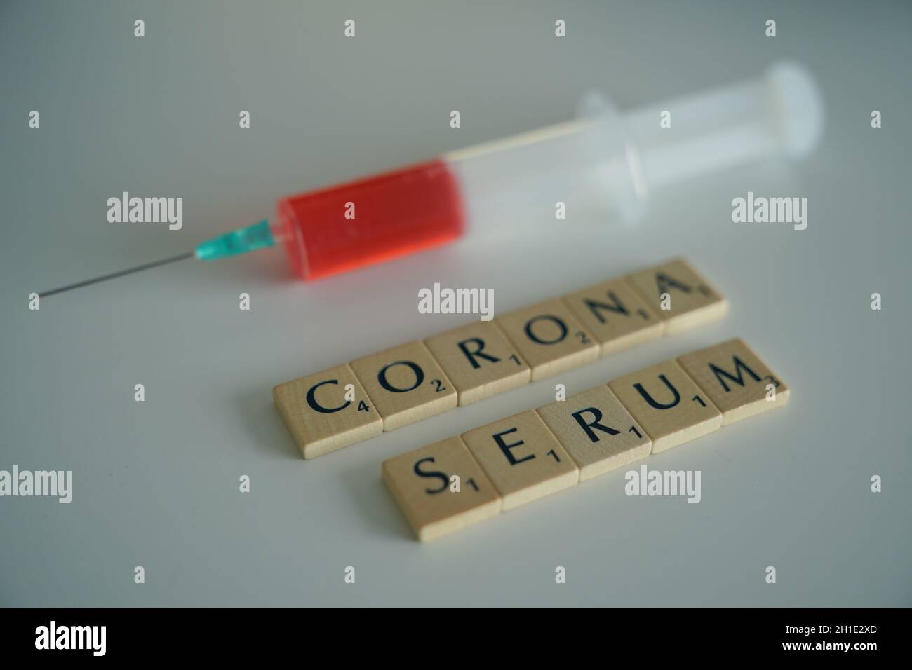 Symbolfoto, Symbolbild ; Symbolbild einer Spritze mit einem Corona Serum zur Verteidigung des globalen Corona-Virus und der Krisen. Stockfoto