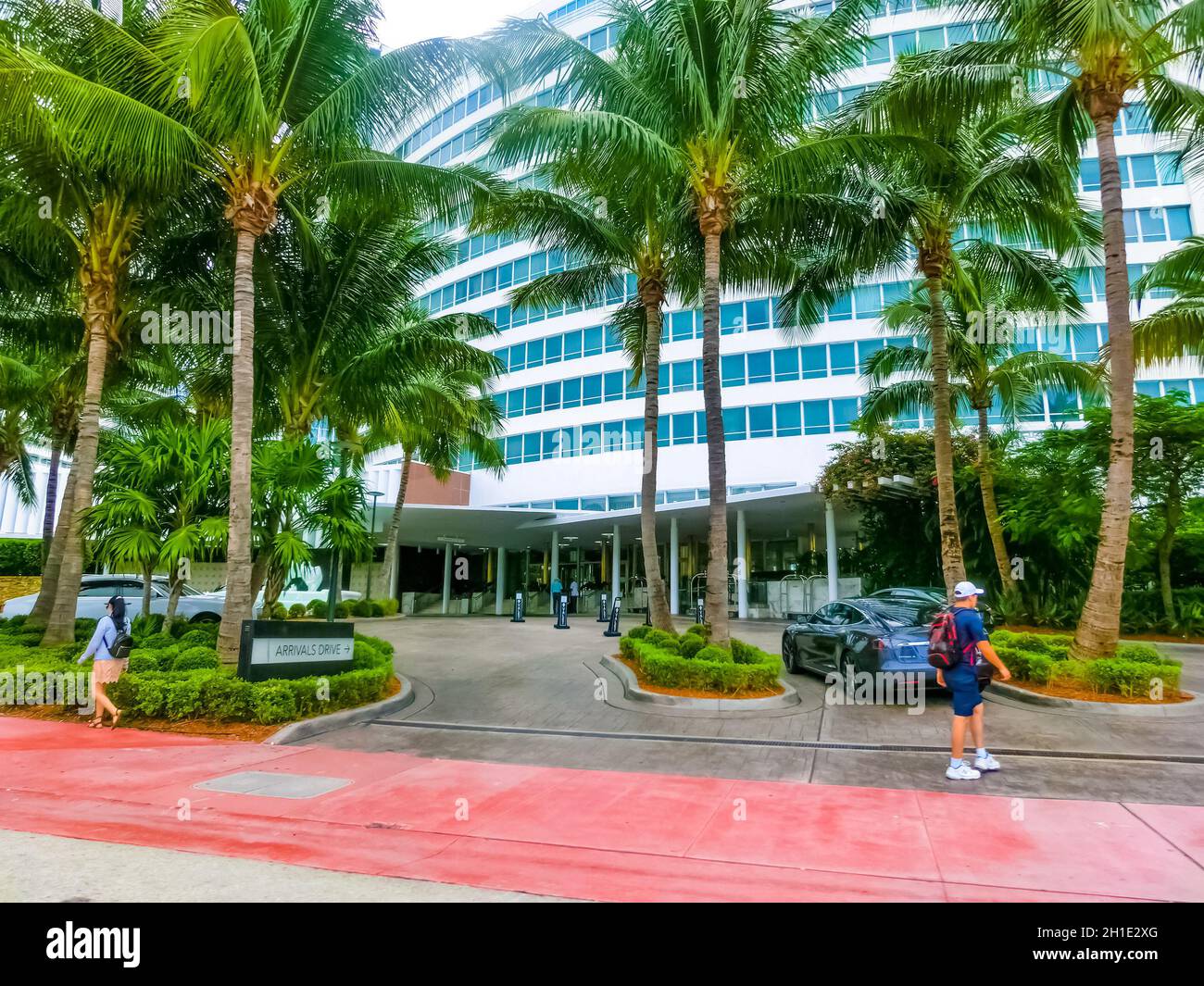 Miami, Vereinigte Staaten von Amerika - 30. November 2019: Straße mit berühmten Hotels an der Collins Avenue in Miami Beach in den USA Stockfoto