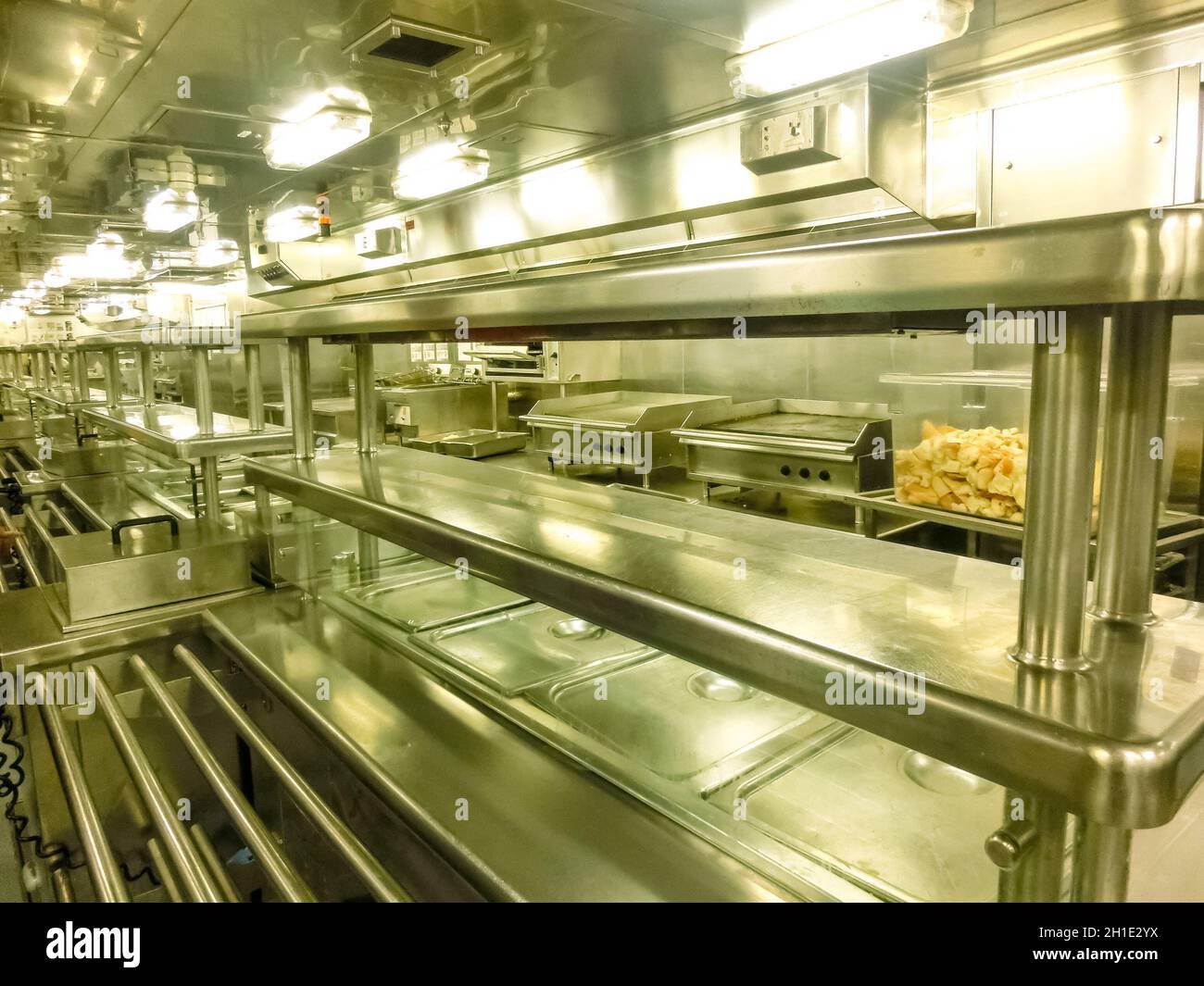 Willemstad, Curacao, Niederlande - 5. Dezember 2019: Küche auf dem Holland America Kreuzschiff Eurodam in der Karibik Stockfoto