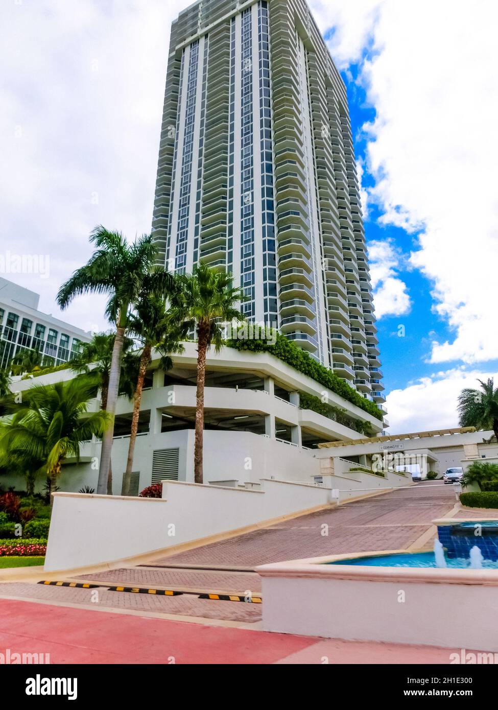 Miami, Vereinigte Staaten von Amerika - 30. November 2019: Miami Beach in Florida mit luxuriösen Apartments in Strandnähe in der Collins Avenue in Miami, United S. Stockfoto