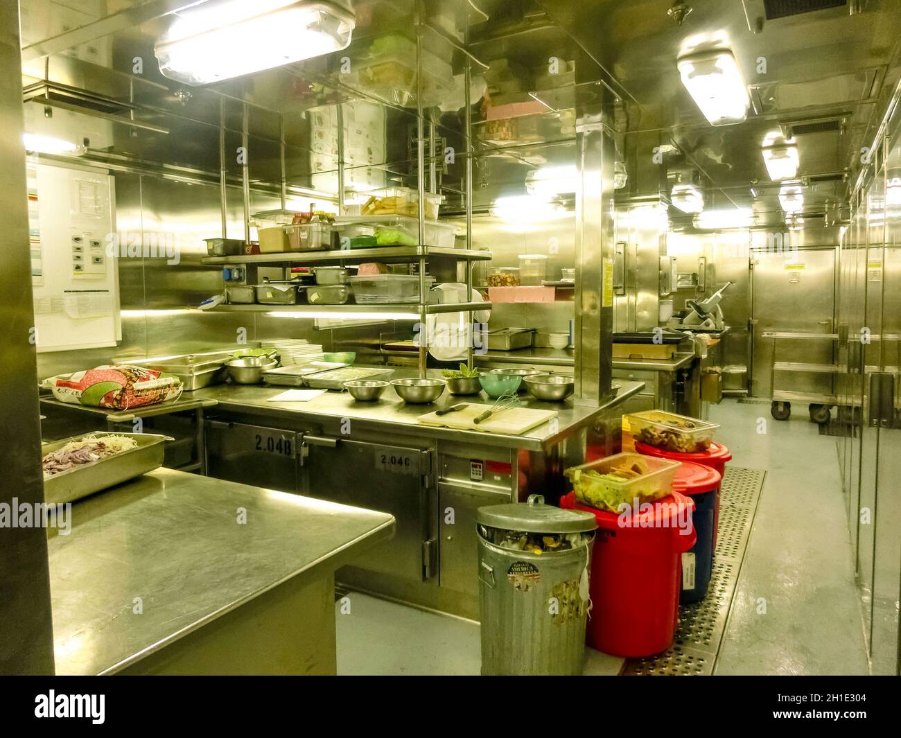 Willemstad, Curacao, Niederlande - 5. Dezember 2019: Küche auf dem Holland America Kreuzschiff Eurodam in der Karibik Stockfoto