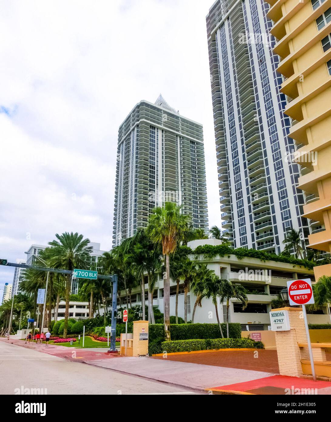 Miami, Vereinigte Staaten von Amerika - 30. November 2019: Miami Beach in Florida mit luxuriösen Apartments in Strandnähe in der Collins Avenue in Miami, United S. Stockfoto