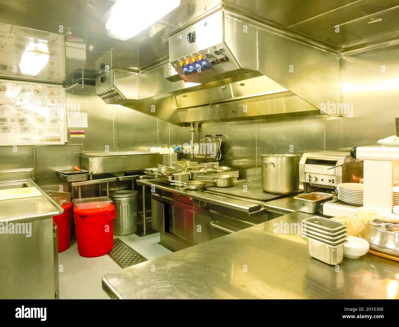 Willemstad, Curacao, Niederlande - 5. Dezember 2019: Küche auf dem Holland America Kreuzschiff Eurodam in der Karibik Stockfoto