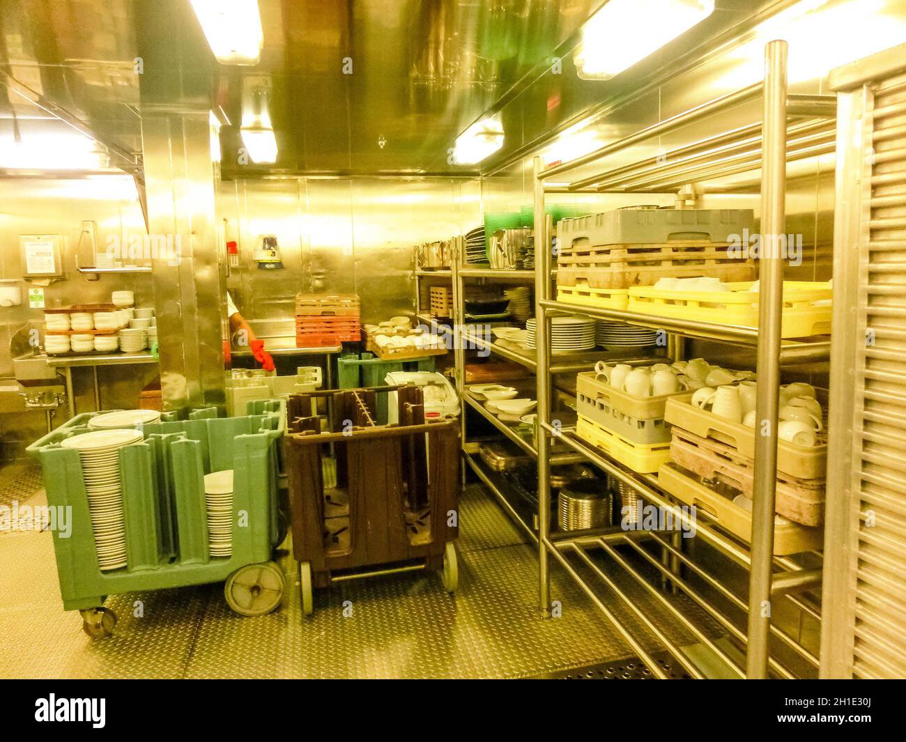 Willemstad, Curacao, Niederlande - 5. Dezember 2019: Küche auf dem Holland America Kreuzschiff Eurodam in der Karibik Stockfoto