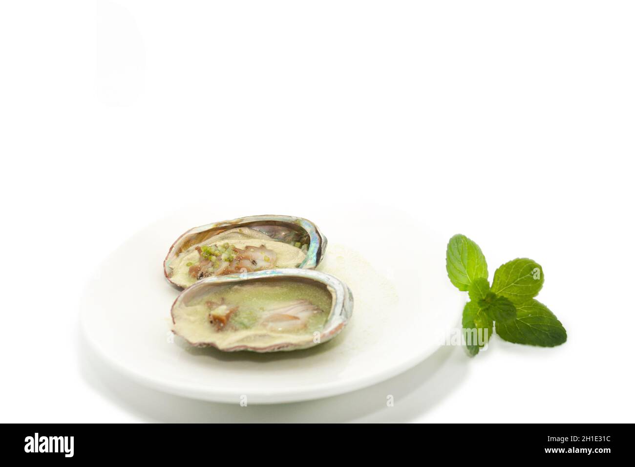 Antioxidationsaustern gefüllt mit Abalone mit Chili auf einem großen Teller serviert mit Minze in traditionellen Lebensmitteln in Mexiko garniert Stockfoto