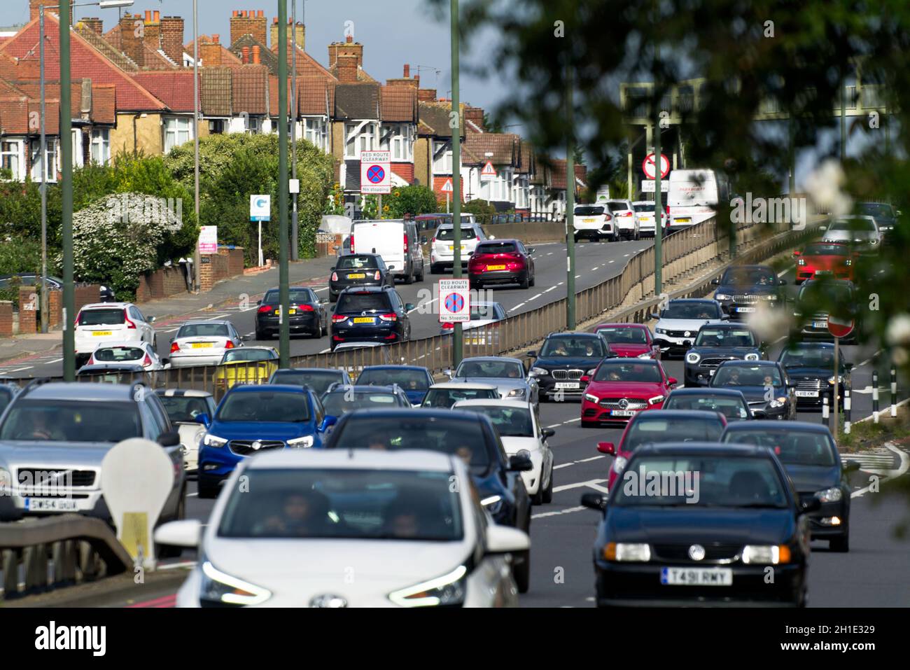 Viel Verkehr am Nachmittag auf der A.3 Bypass in der Nähe von Tolworth, South London. England. VEREINIGTES KÖNIGREICH. Stockfoto