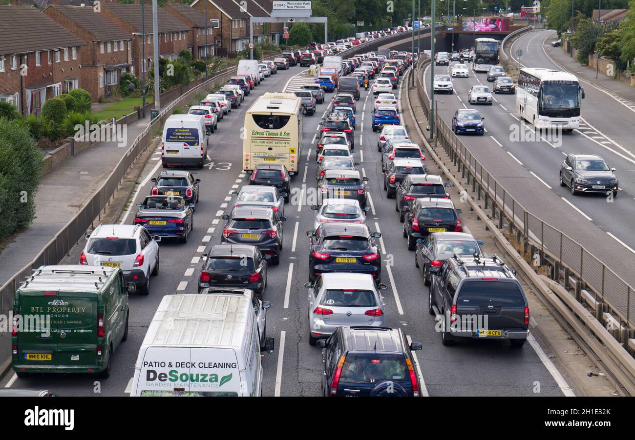 Starker Tagesverkehr, der auf der Umfahrung A.3 in der Nähe von New Malden, South London, zum Stillstand gekommen ist und zu erheblichen Verkehrsstaus für Fahrzeuge führt. Stockfoto