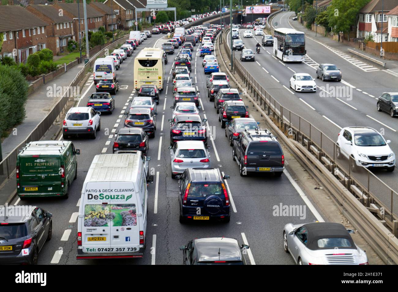 Starker Tagesverkehr, der auf der Umfahrung A.3 in der Nähe von New Malden, South London, zum Stillstand gekommen ist und zu erheblichen Verkehrsstaus für Fahrzeuge führt. Stockfoto