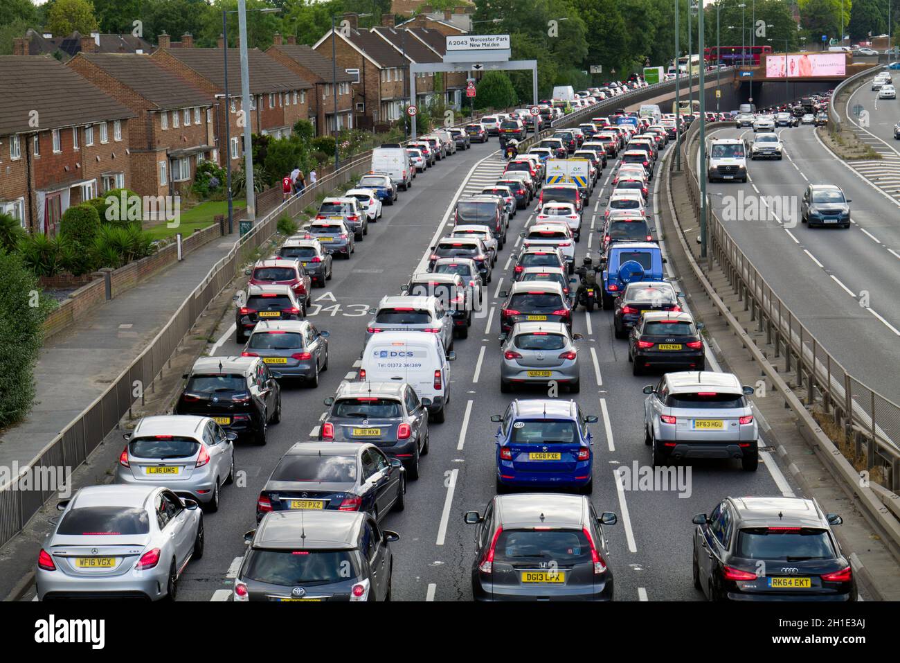 Starker Tagesverkehr, der auf der Umfahrung A.3 in der Nähe von New Malden, South London, zum Stillstand gekommen ist und zu erheblichen Verkehrsstaus für Fahrzeuge führt. Stockfoto