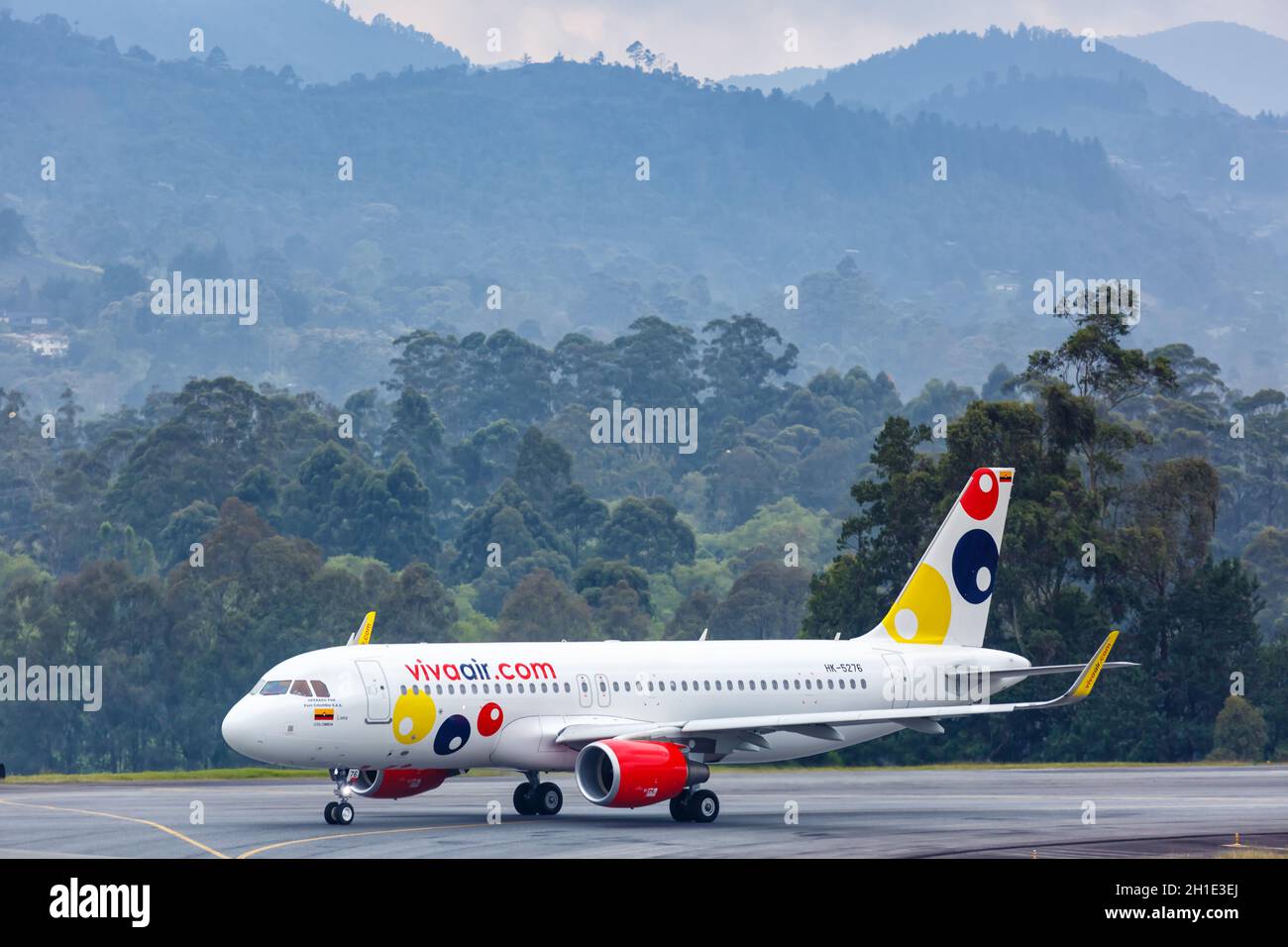 Medellin, Kolumbien - 27. Januar 2019: Flugzeug Vivaaair Airbus A320 auf dem Flughafen Medellin Rionegro (MDE) in Kolumbien. Airbus ist ein europäisches Flugzeugmanu Stockfoto
