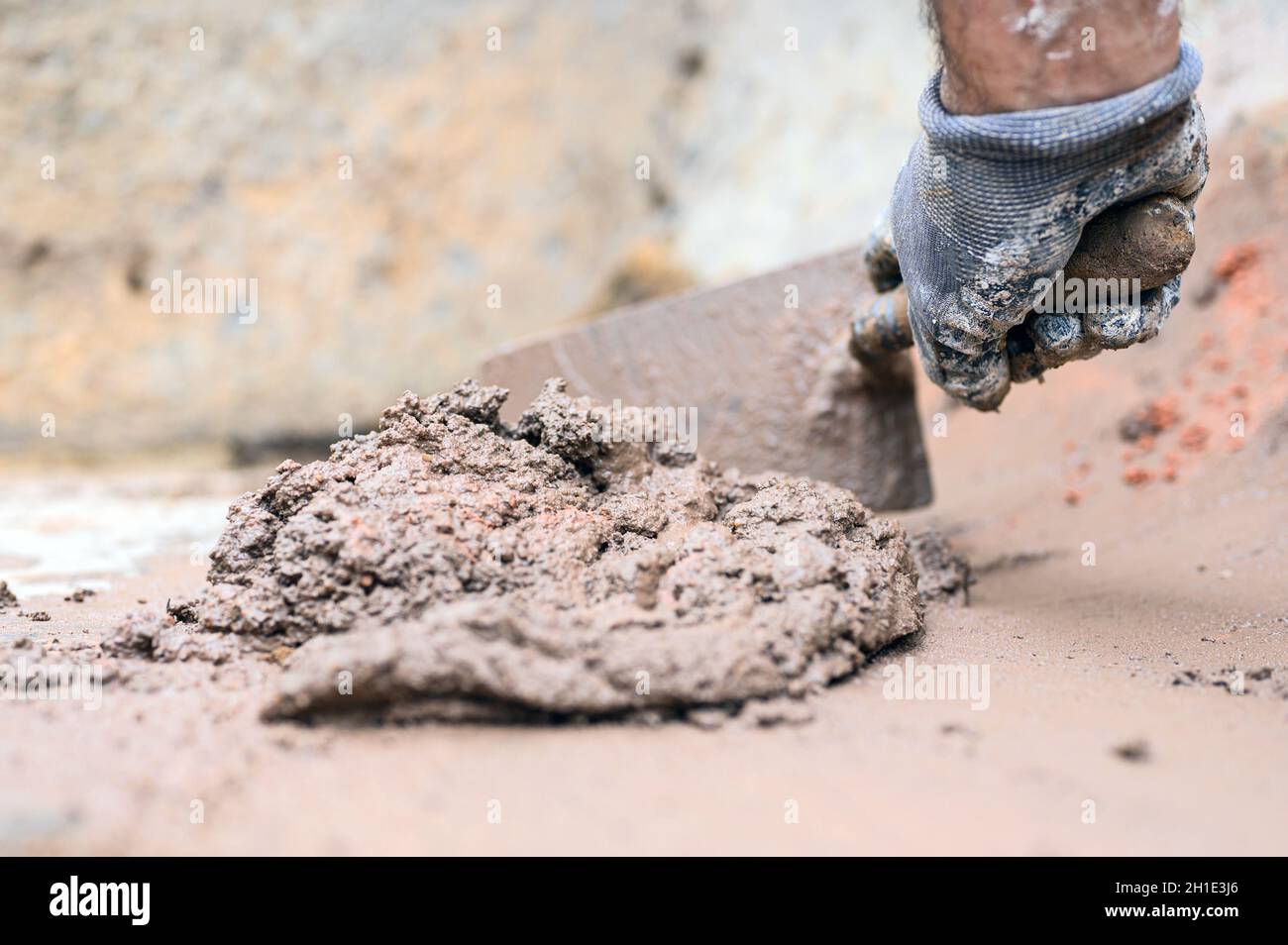 Bauarbeiter man Hand mit Kelle Mörtel mischen. Stockfoto