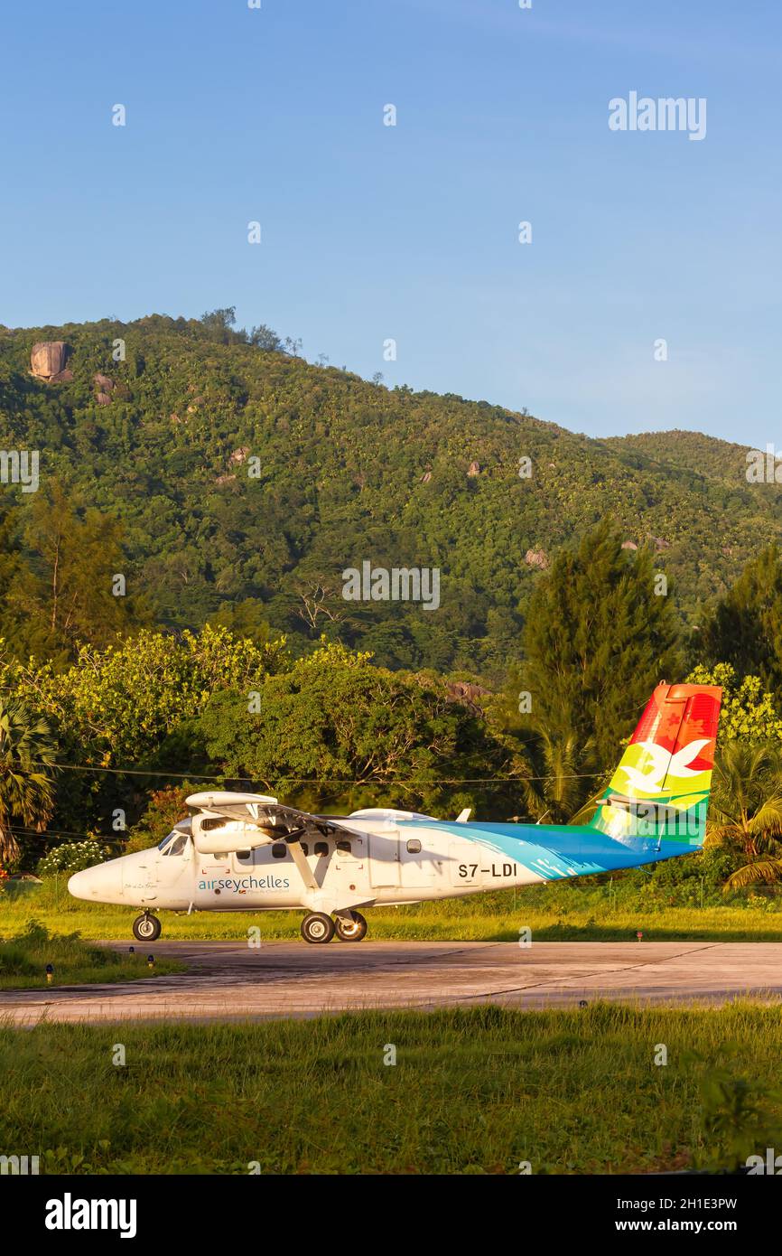 Praslin, Seychellen - 5. Februar 2020: Air Seychelles DHC-6-400 Twin Otter Airplane am Flughafen Praslin (PRI) auf den Seychellen. Stockfoto