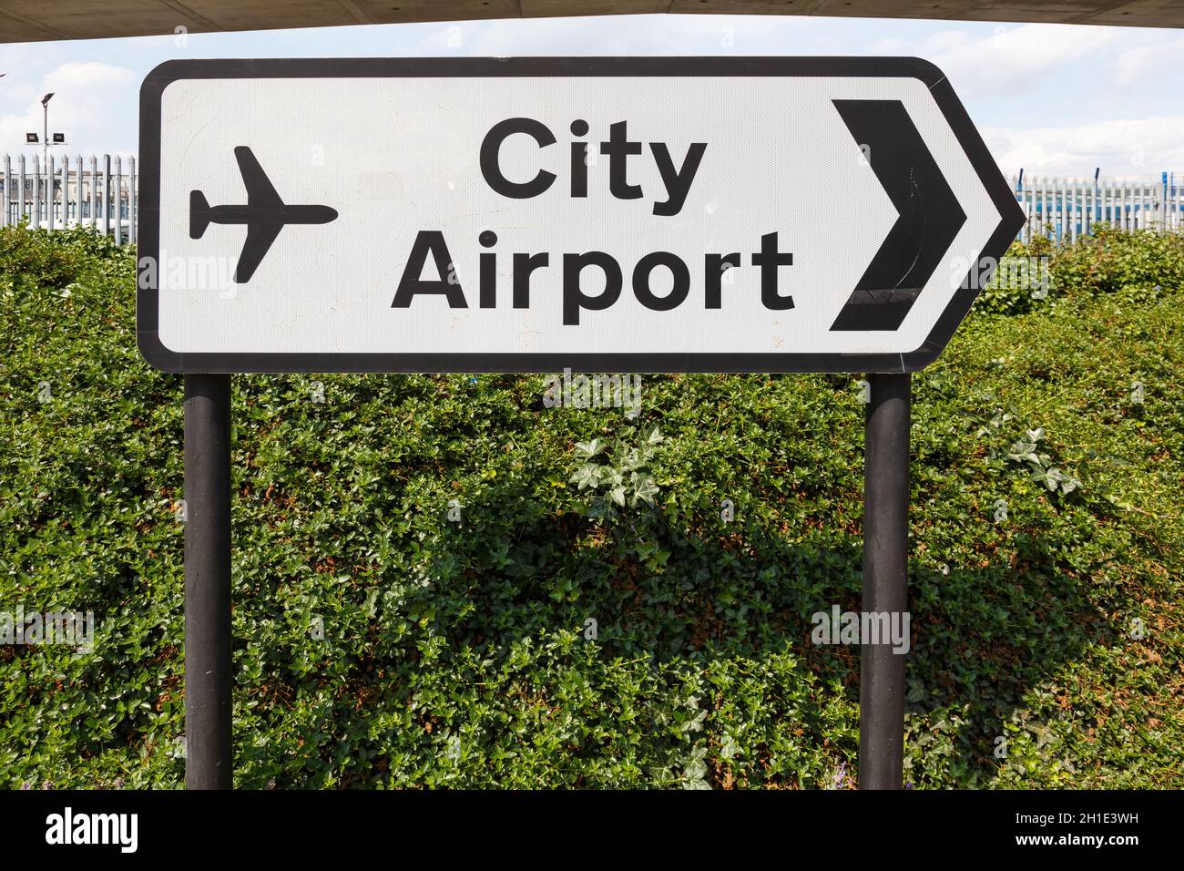 London, Großbritannien - 7. Juli 2019: Verkehrszeichen zum Flughafen London City (LCY) im Vereinigten Königreich. Stockfoto