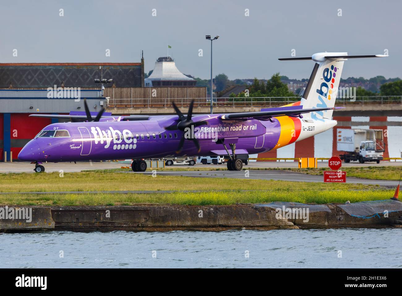 London, Großbritannien - 7. Juli 2019: Flybe Bombardier DHC-8-400 Flugzeug am Flughafen London City (LCY) in Großbritannien. Stockfoto