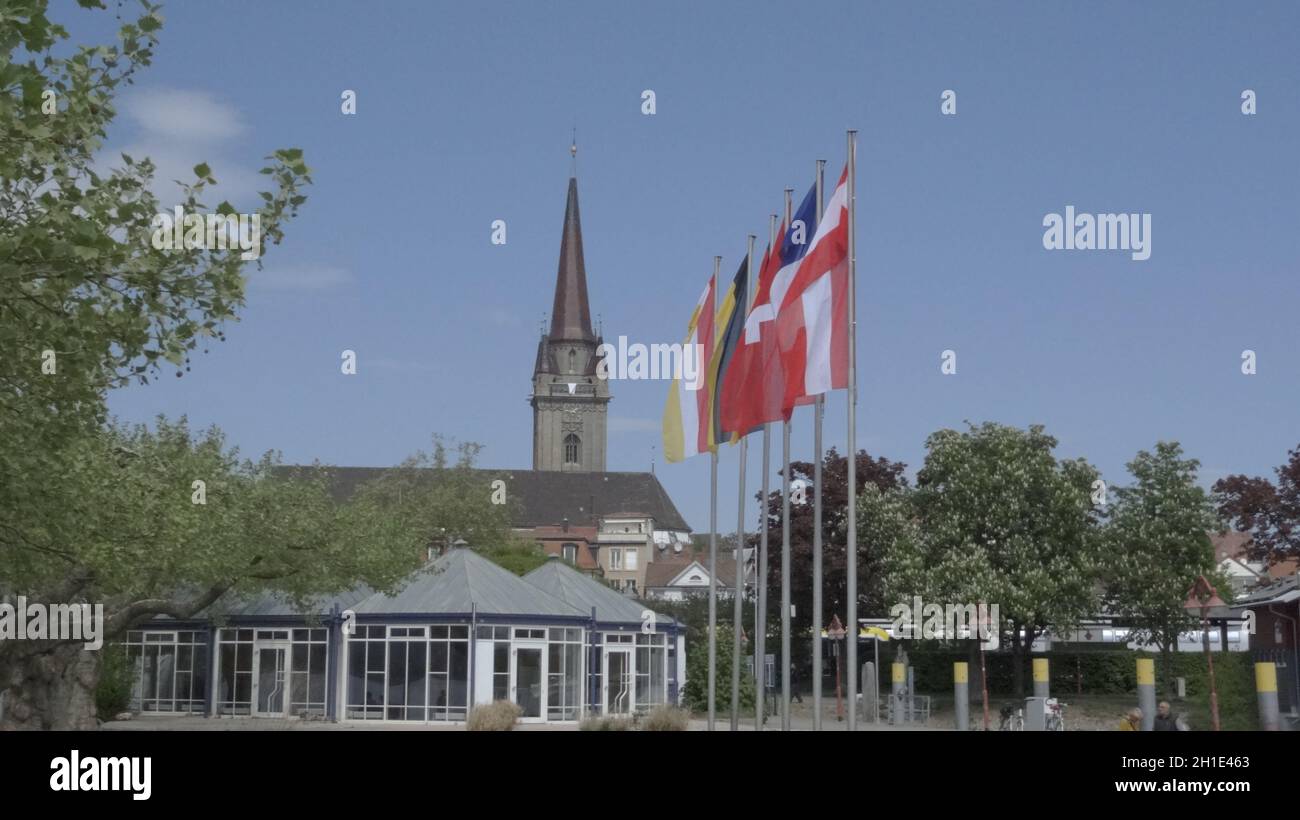 Blick vom Hafen Radolfzell am Bodensee zur Innenstadt mit der Kirche Themenbild Medizin - Coronavirus Stockfoto