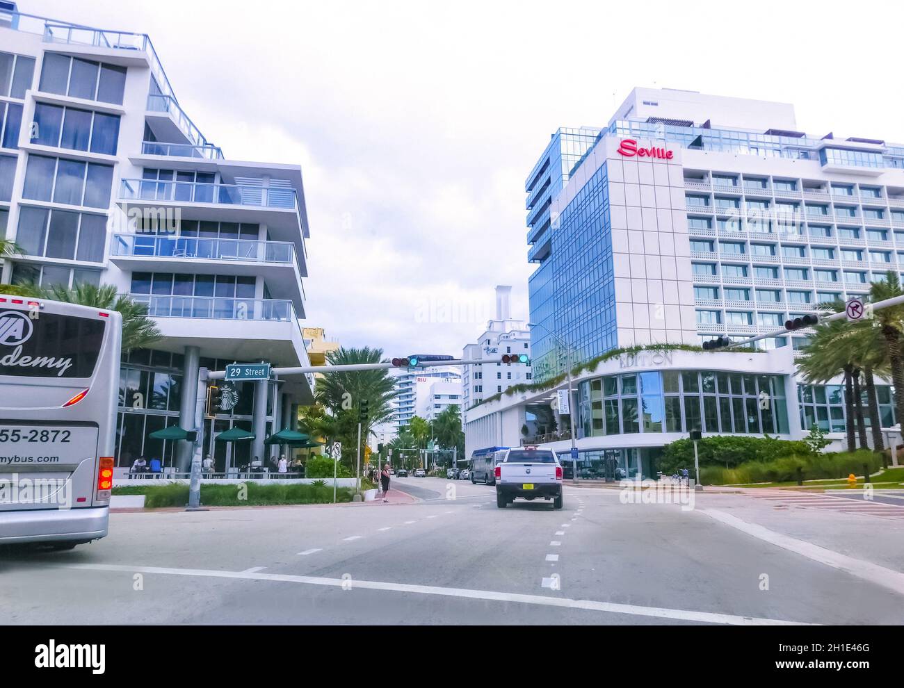 Miami, Vereinigte Staaten von Amerika - 30. November 2019: Straßenszene mit Verkehr und berühmten Hotels in der Collins Avenue in Miami Beach in den USA Stockfoto