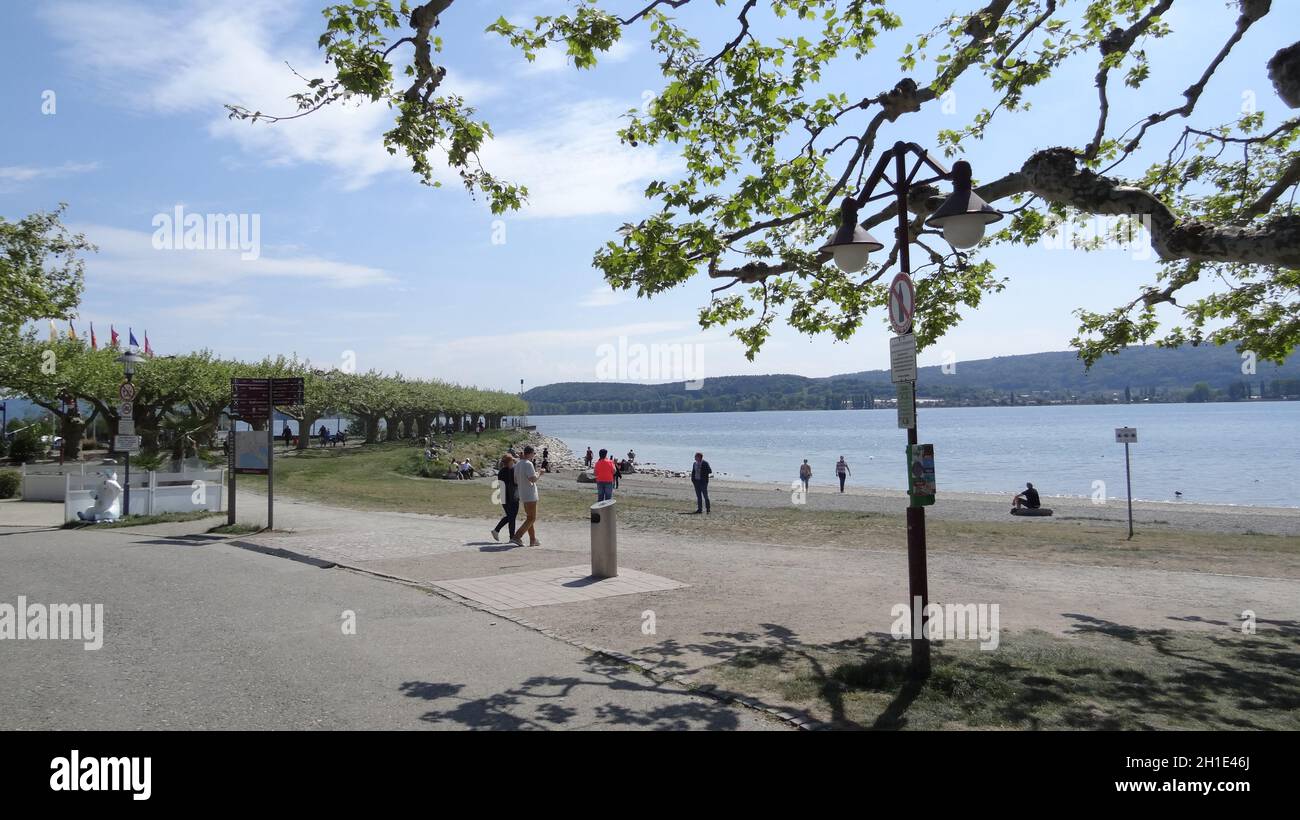 Fast menschenleer präsentiert sich der Uferbereich bei Radolfzell am Bodensee Themenbild Medizin - Coronavirus Stockfoto