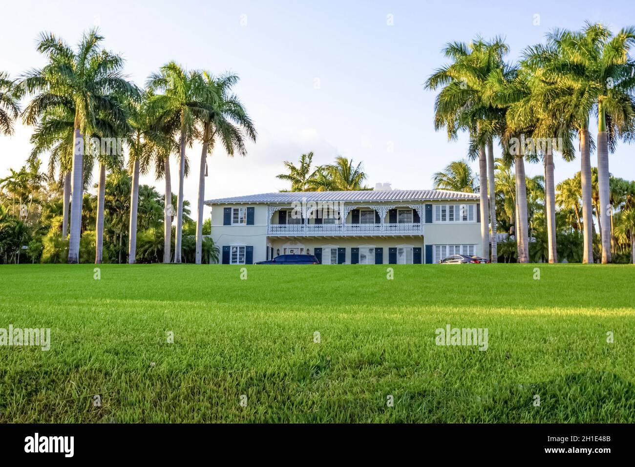 Miami, Vereinigte Staaten von Amerika - 30. November 2019: Bayshore Villas Coconut Grove Eigentumswohnungen zum Verkauf oder zur Miete in Miami, Vereinigte Staaten von Amerika auf Novem Stockfoto