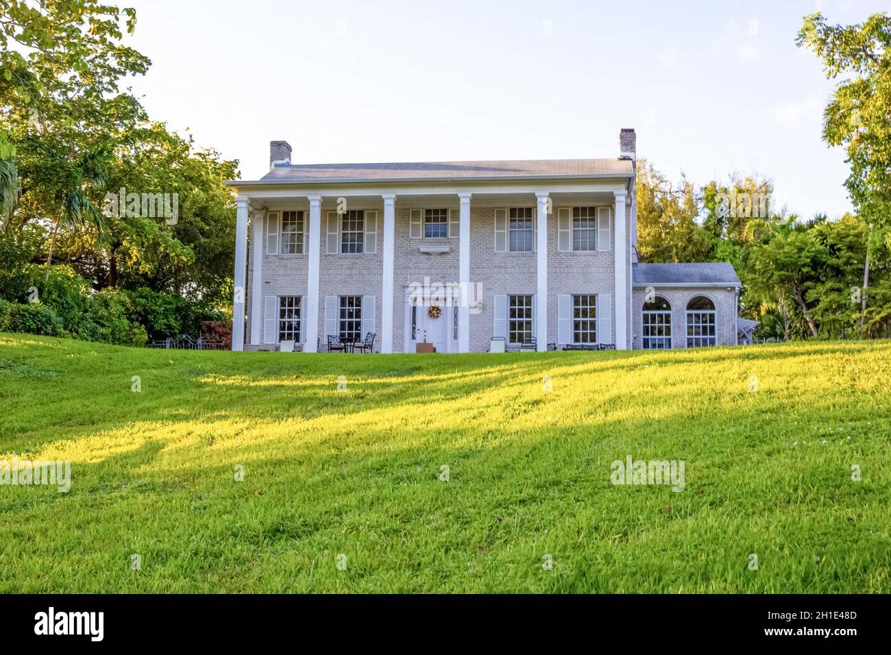 Miami, Vereinigte Staaten von Amerika - 30. November 2019: Bayshore Villas Coconut Grove Eigentumswohnungen zum Verkauf oder zur Miete in Miami, Vereinigte Staaten von Amerika auf Novem Stockfoto