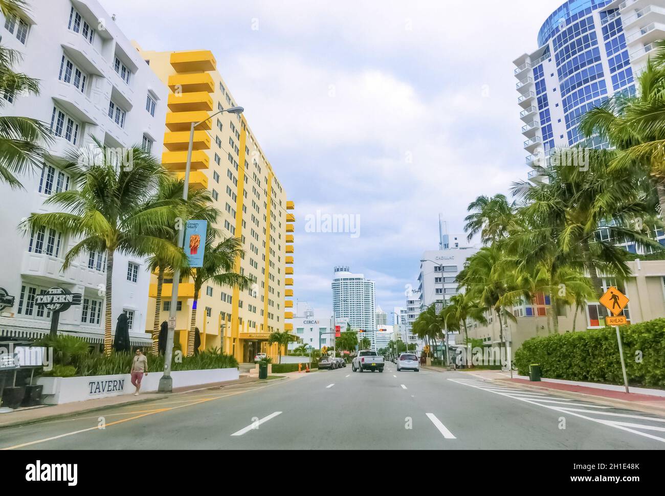 Miami, Vereinigte Staaten von Amerika - 30. November 2019: Straßenszene mit Verkehr und berühmten Hotels in der Collins Avenue in Miami Beach in den USA Stockfoto