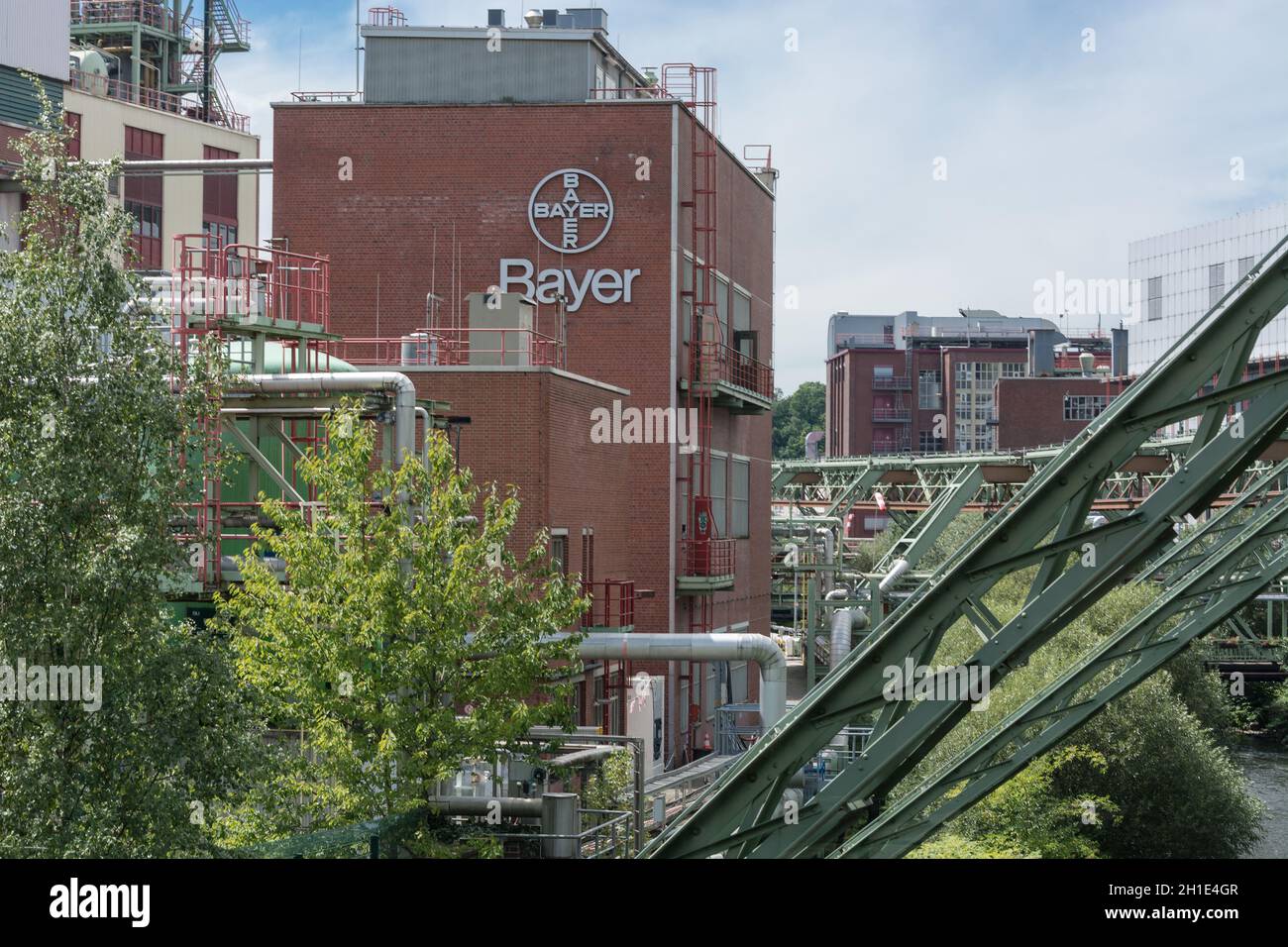 WUPPERTAL; NRW; DEUTSCHLAND - JULI 31; Wuppertal; NRW; Deutschland - Juli 31; 2017: Die Werke der Bayer AG befinden sich in Wuppertal Elberfeld auf beiden Seiten des Stockfoto