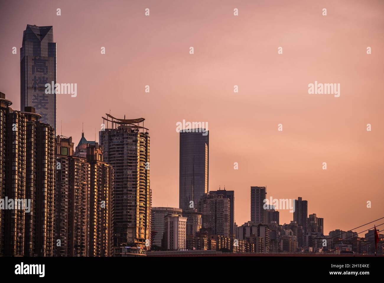 Chongqing, China - August 2019 : Blick auf die hohen Wohn- und Geschäftsgebäude in der Stadt Chongqing in der Dämmerung Stockfoto
