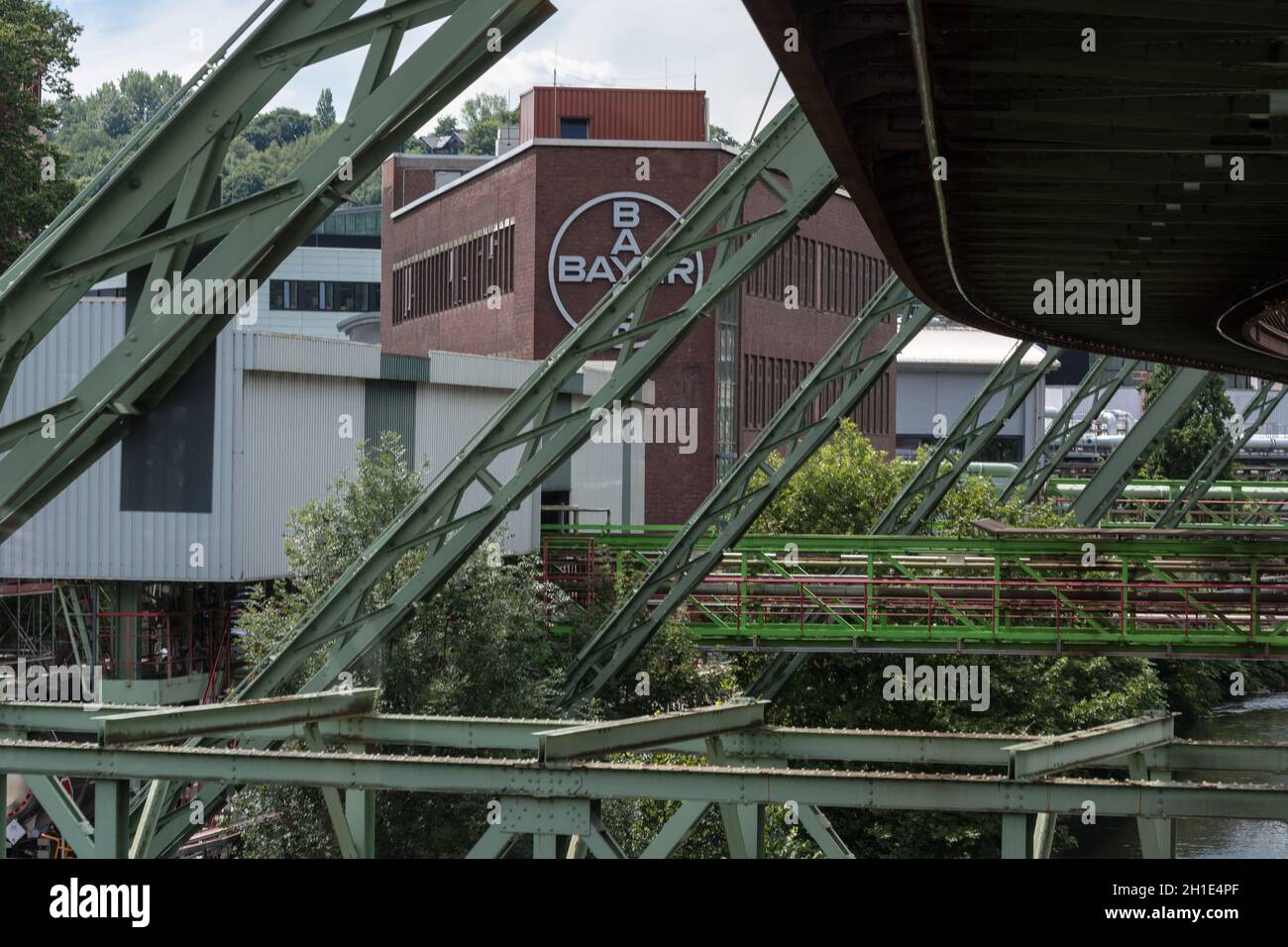 WUPPERTAL; NRW; DEUTSCHLAND - 31. JULI; 2017: Die Bayer AG-Werke in Wuppertal Elberfeld auf beiden Seiten der Wupper entwickeln und produzieren ph-werte Stockfoto