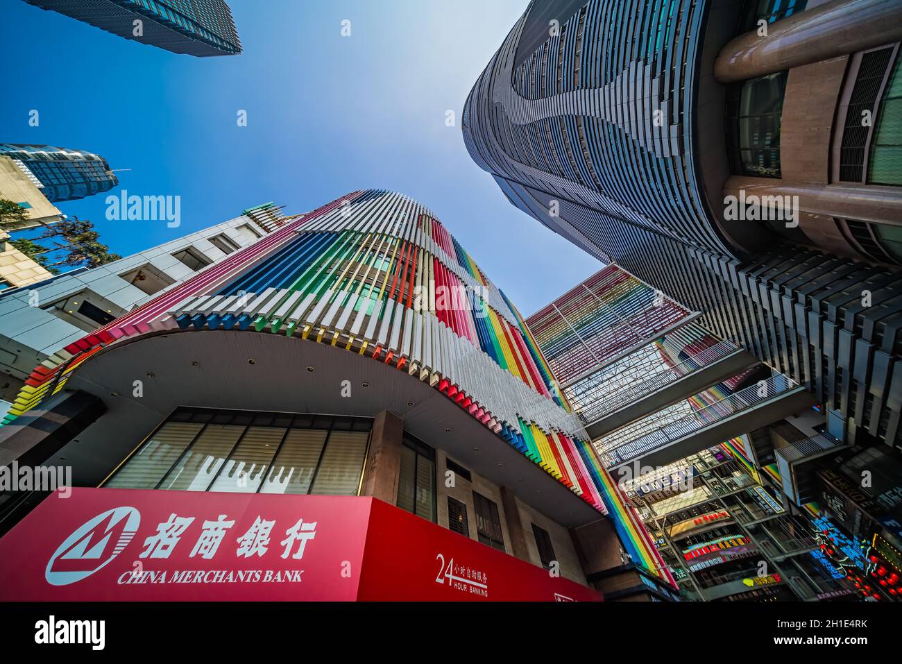 Chongqing, China - August 2019 : Fassade der einzigartigen und bunten Fassade des China Merchant Bank Gebäude, der Jiefangbei Bezirk Stockfoto