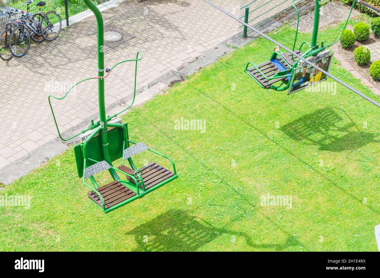 SOLINGEN, BURG, DEUTSCHLAND - 15. JULI 2015: Solingen, Burg, Deutschland - 15. Juli 2015: Sessellift, Schloss Burg Solingen in orteil Burg. Hier sind zwei von Stockfoto