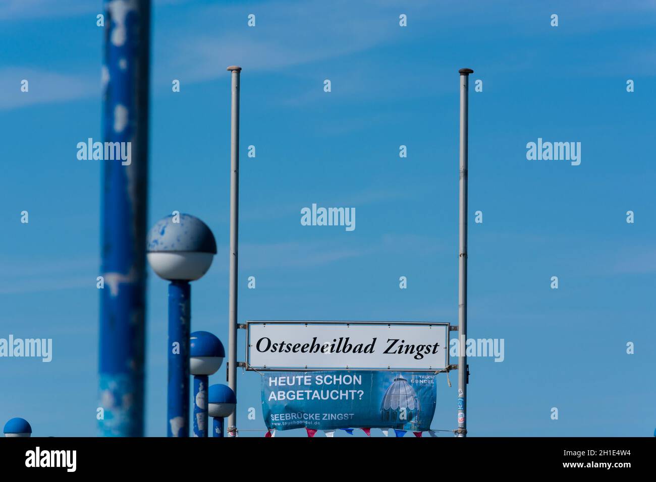 ZINGT DEUTSCHLAND - JULI 29 2018: Zingt Deutschland - Juli 29 2018: Plakat und Schild mit Zingst-Inschrift auf der hölzernen Seebrücke in der Ostsee. Darss Peni Stockfoto