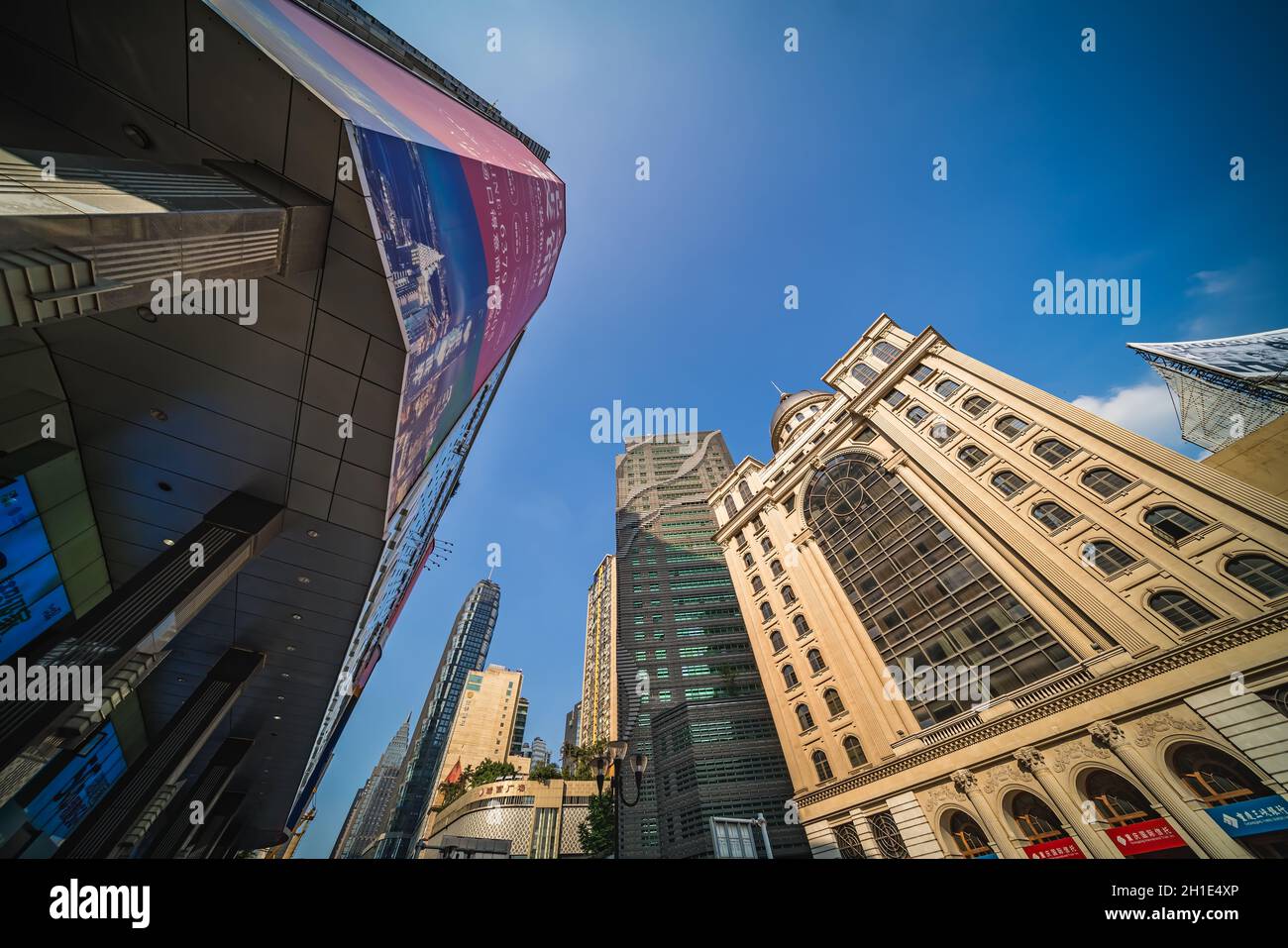 Chongqing, China - August 2019: Hochhäuser für Gewerbe und Wirtschaft im Stadtteil Jiefanbei in der Innenstadt von Chongqing Stockfoto