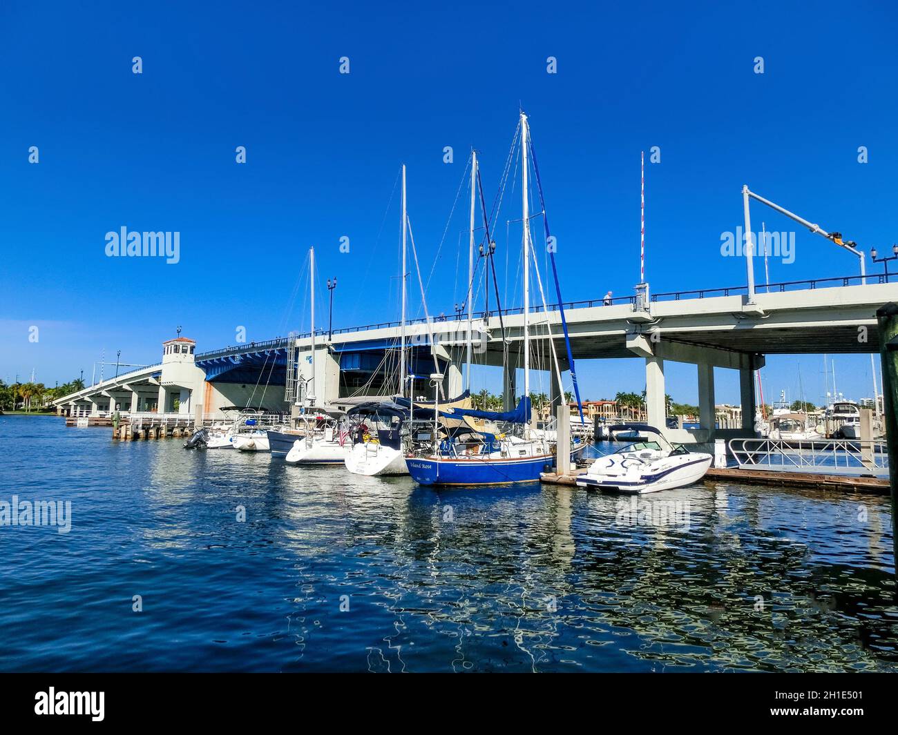 Fort Lauderdale, Vereinigte Staaten von Amerika - 30. November 2019: Yachten dockten in Fort Lauderdale in der Nähe der Brücke an Stockfoto