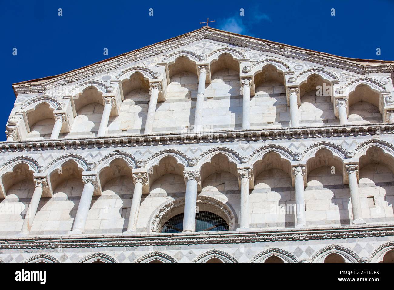 Detail der schönen Kirche San Michele in Borgo gebaut im 11. Jahrhundert in Pisa Stockfoto