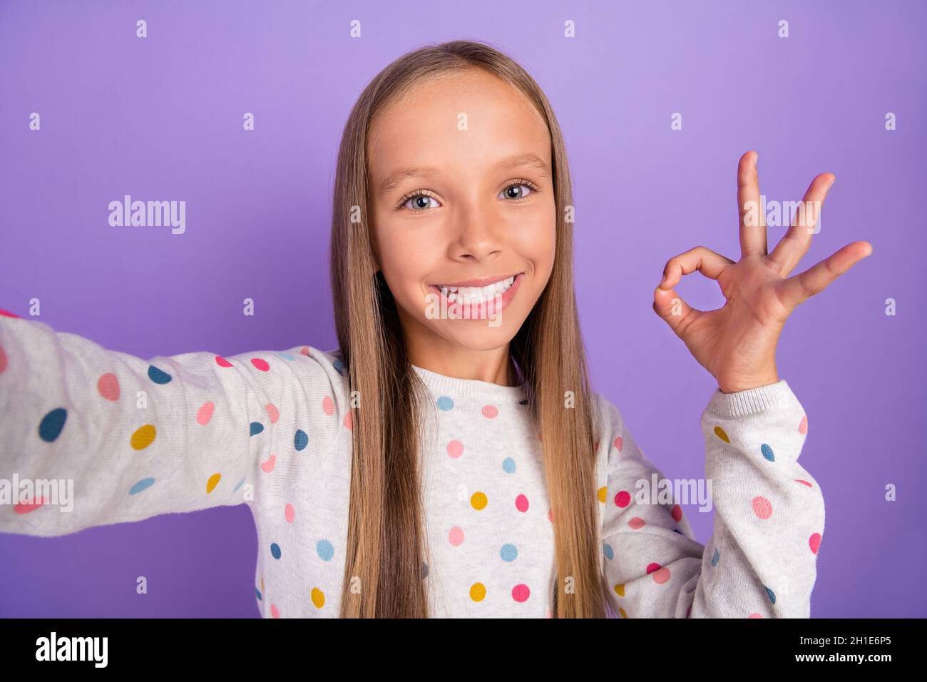 Foto von stilvollen kleinen Dame machen Porträt Foto zeigen ok Zeichen tragen gepunkteten Pyjama isoliert lila Farbe Hintergrund Stockfoto
