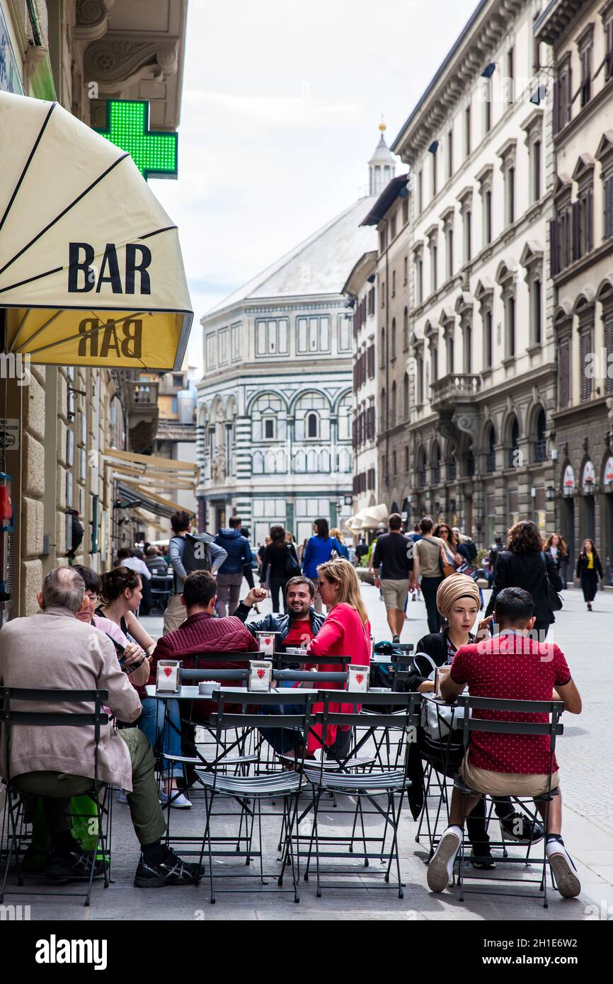 Florenz, Italien - April, 2018: Touristen in den Restaurants in der Nähe der schönen Taufbecken von St. John in Florenz Stockfoto