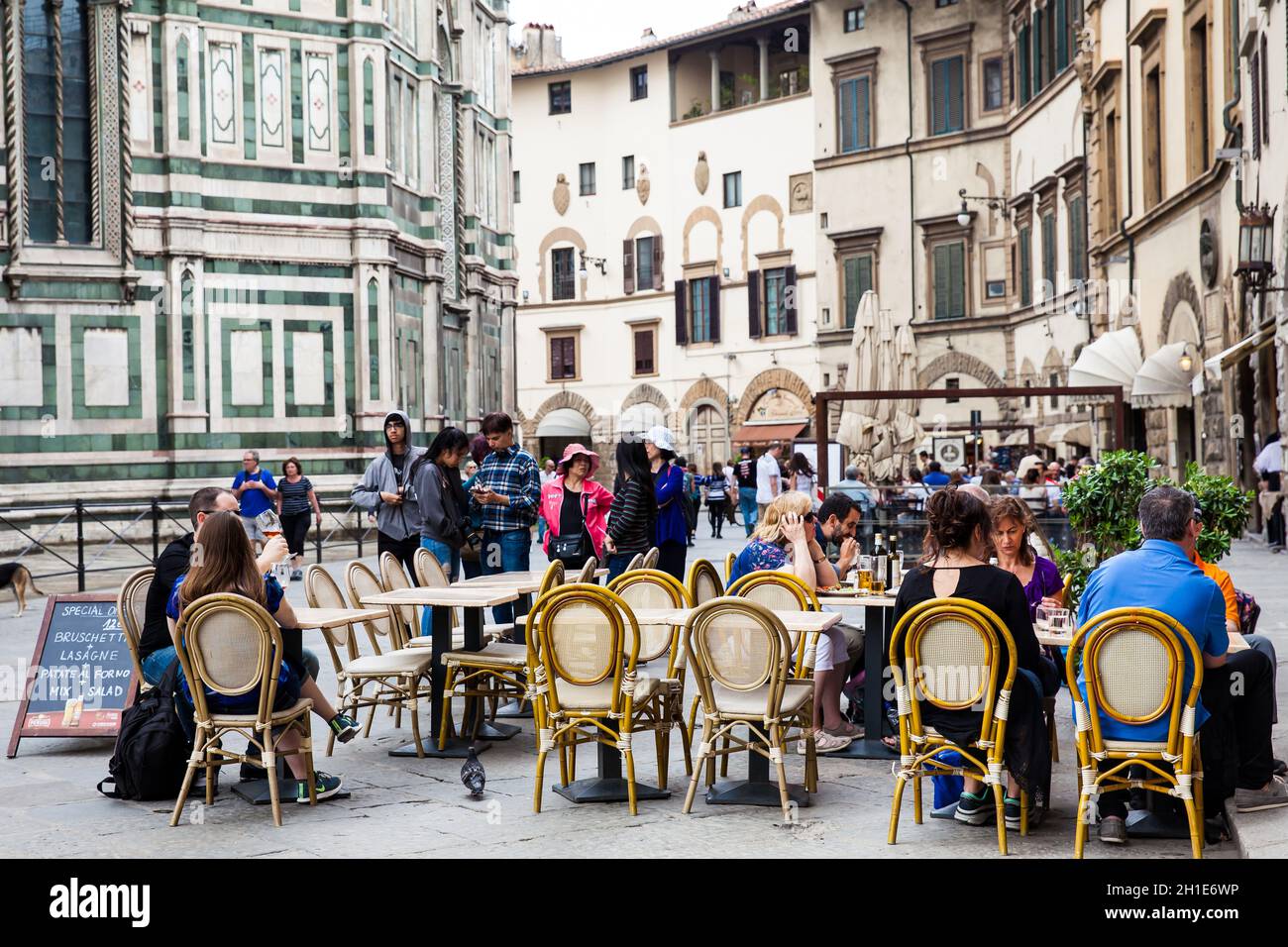Florenz, Italien - April, 2018: Touristen in einem Restaurant neben der wunderschönen Kathedrale von Florenz 1436 geweihten Stockfoto