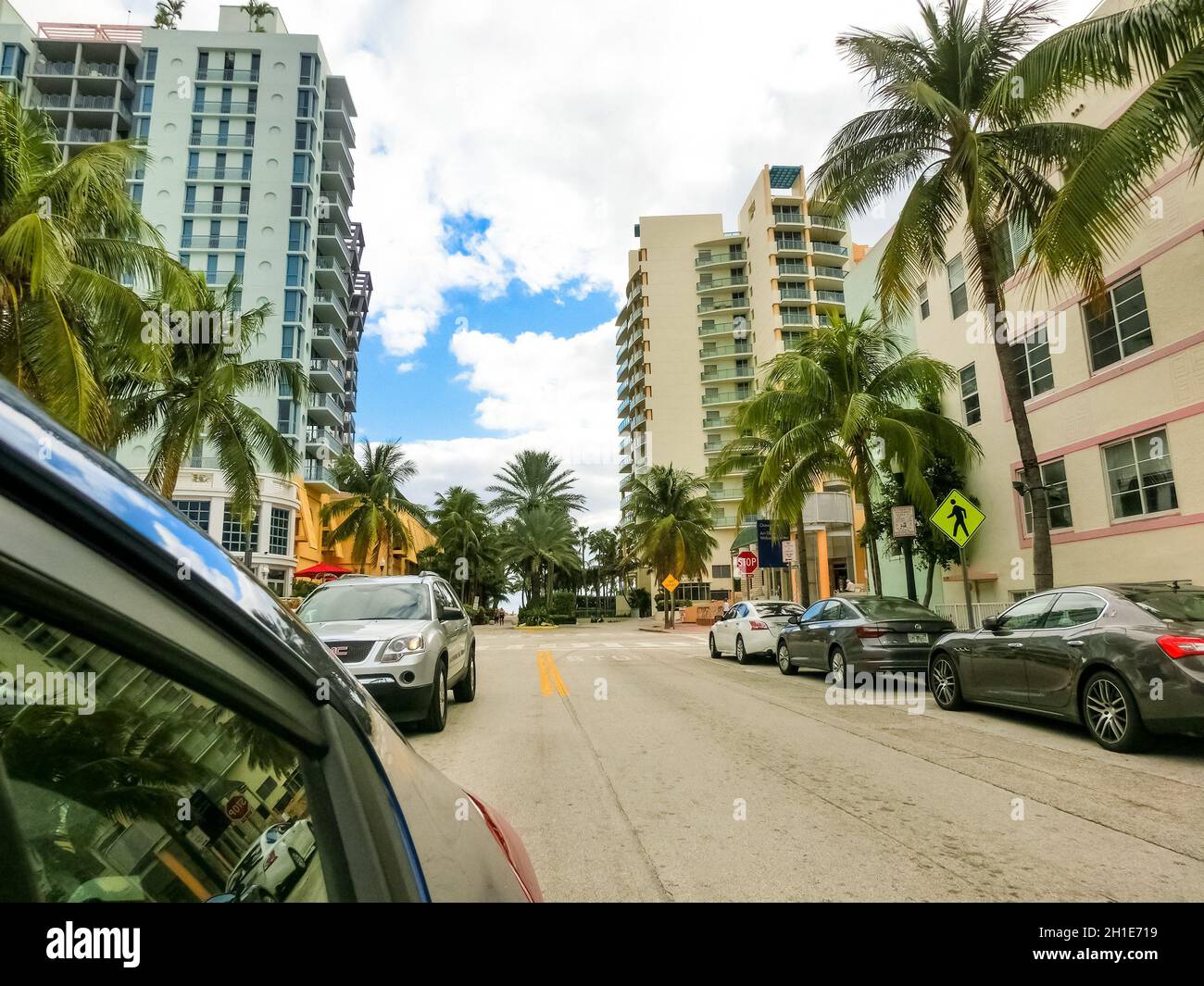 Miami, Vereinigte Staaten von Amerika - 30. November 2019: Straße mit berühmten Hotels an der Collins Avenue in Miami Beach Stockfoto