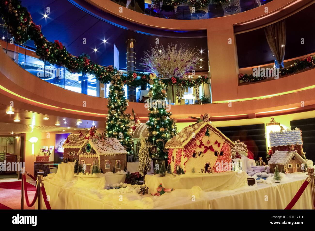 Fort Lauderdale - 9. Dezember 2019: Die weihnachtsdekoration im Inneren des Holland America-Kreuzfahrtschiffs Eurodam im Hafen Port Everglades in Fort Lau Stockfoto