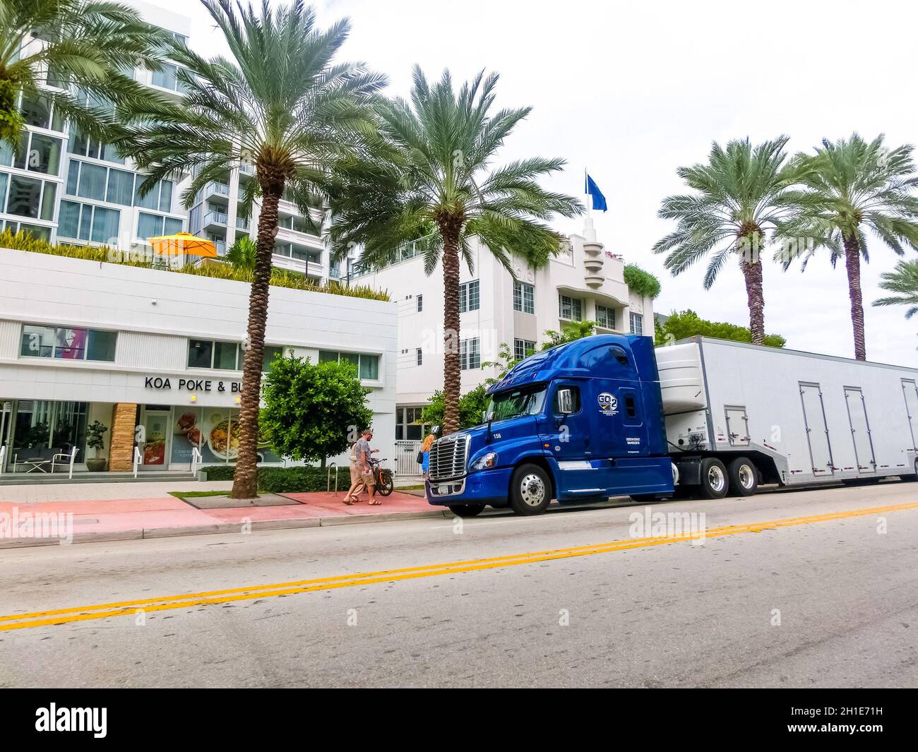 Miami, Vereinigte Staaten von Amerika - 30. November 2019: US-amerikanischer LKW auf der Autobahn in Miami, Vereinigte Staaten von Amerika am 30. November 2019 Stockfoto