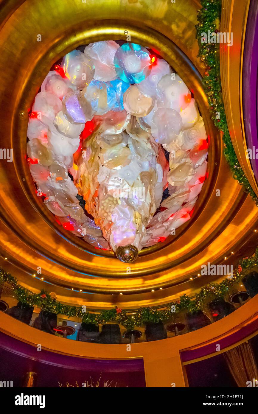 Fort Lauderdale - 9. Dezember 2019: Das Fragment des Innenraums des Holland-Amerika-Kreuzfahrtschiffs Eurodam am Seehafen Port Everglades in Fort Lauderdale, Flo Stockfoto