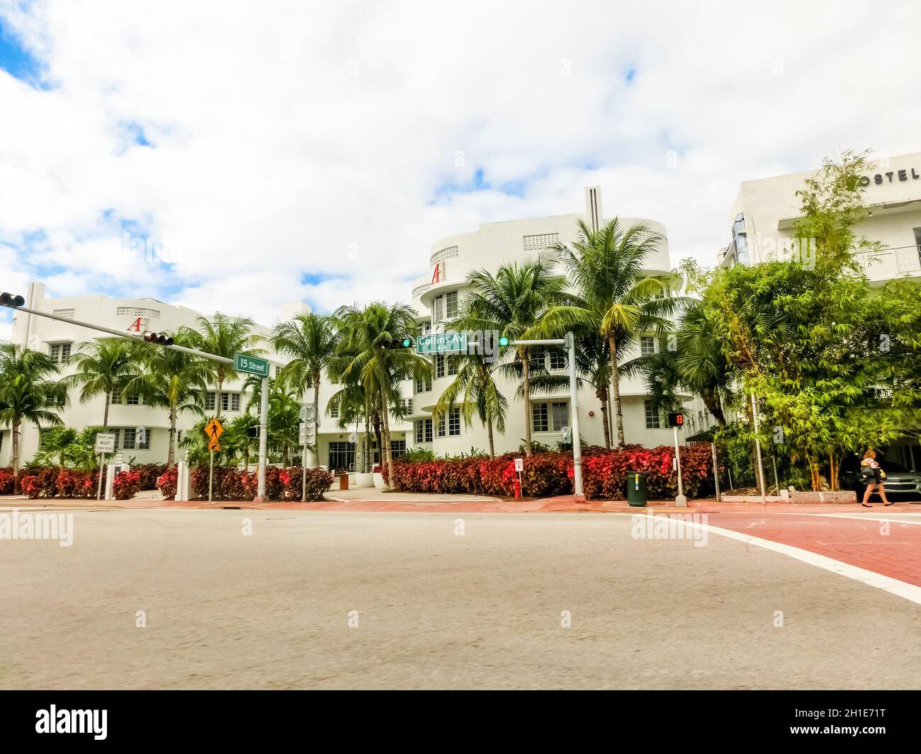 Miami, Vereinigte Staaten von Amerika - 30. November 2019: Straßenszene mit Verkehr und berühmten Hotels in der Collins Avenue in Miami Beach Stockfoto
