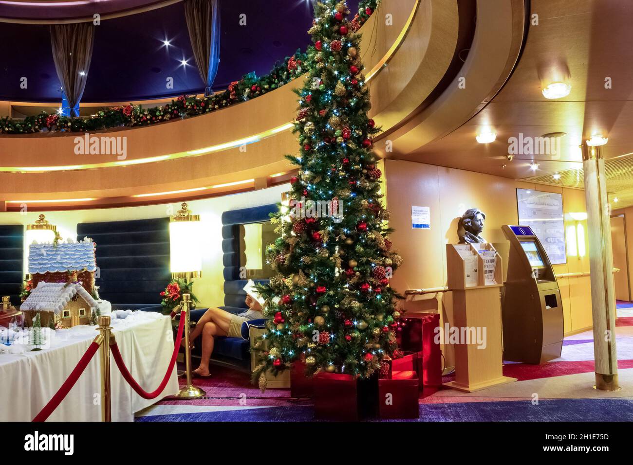 Fort Lauderdale - 9. Dezember 2019: Die weihnachtsdekoration im Inneren des Holland America-Kreuzfahrtschiffs Eurodam im Hafen Port Everglades in Fort Lau Stockfoto