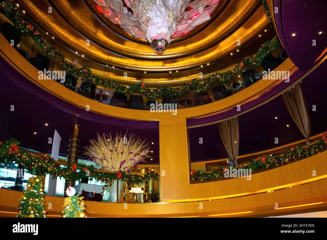 Fort Lauderdale - 9. Dezember 2019: Das Fragment des Innenraums des Holland-Amerika-Kreuzfahrtschiffs Eurodam am Seehafen Port Everglades in Fort Lauderdale, Flo Stockfoto