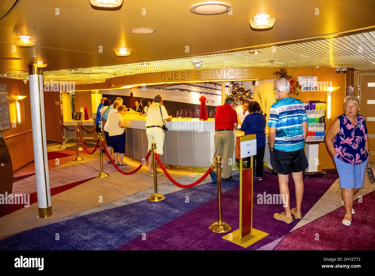 Fort Lauderdale - 9. Dezember 2019: Die Mitarbeiter des Gästedienstes des Holland America-Kreuzfahrtschiffs Eurodam im Hafen Port Everglades in Fort Lauderdale, Stockfoto