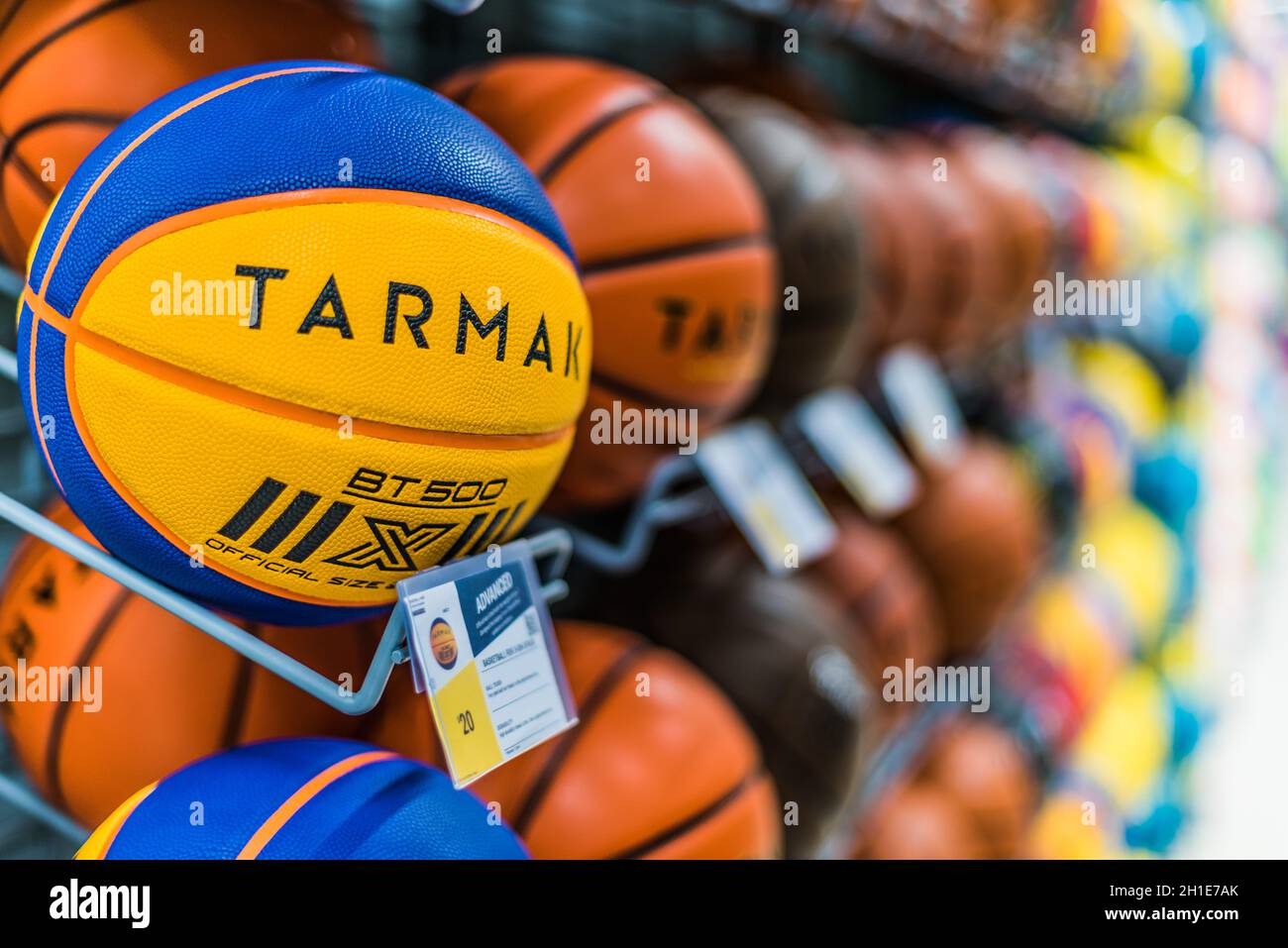 SINGAPUR - 6. MÄRZ 2020: Tarmak-Basketbälle werden im Decathlon-Geschäft in  Singapur zum Verkauf angeboten Stockfotografie - Alamy