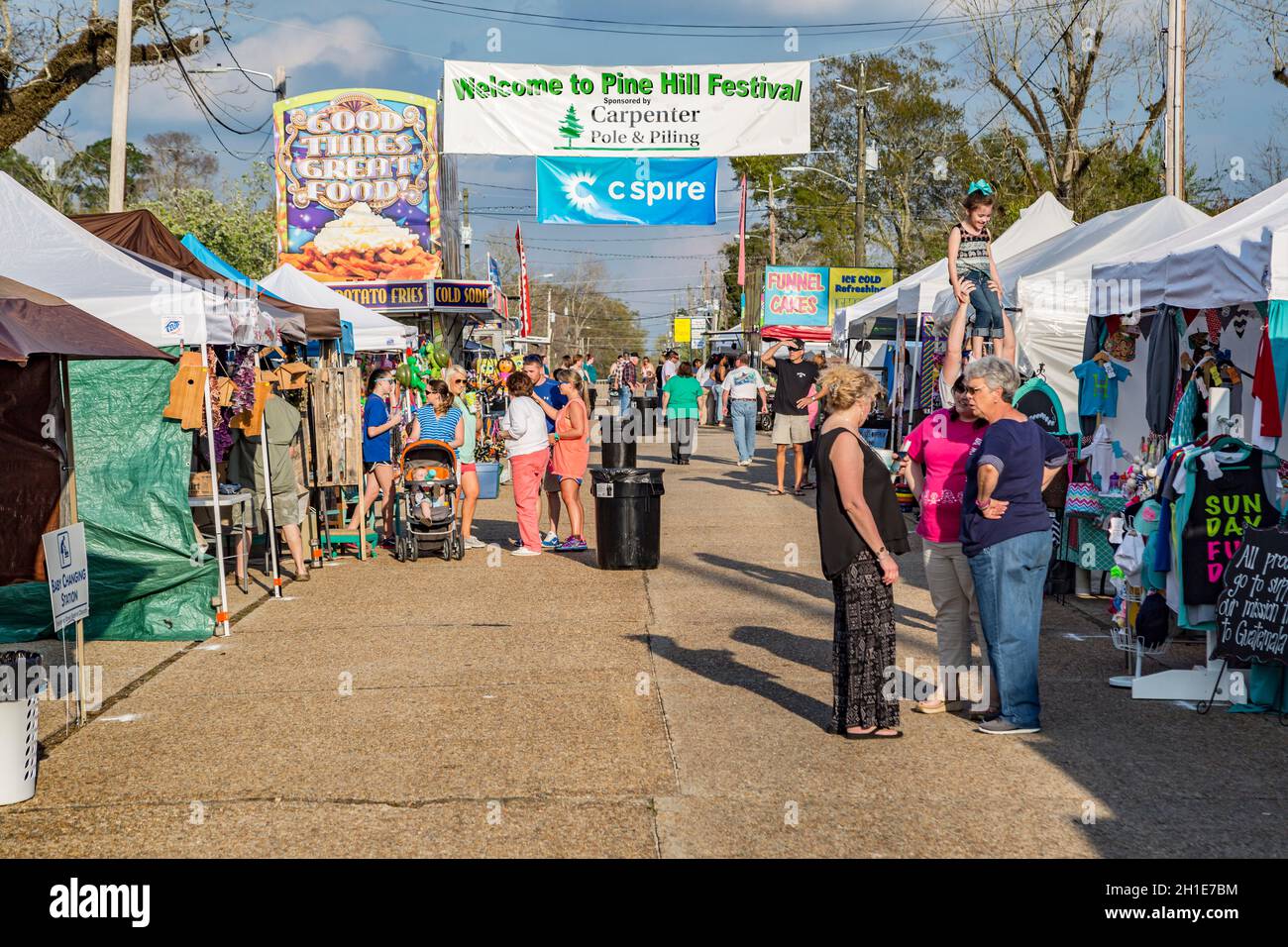 Auf der Pine Hills Festival Street Fair in Stone County, Mississippi, treffen sich Besucher zwischen Verkäuferzelten auf der Straße Stockfoto