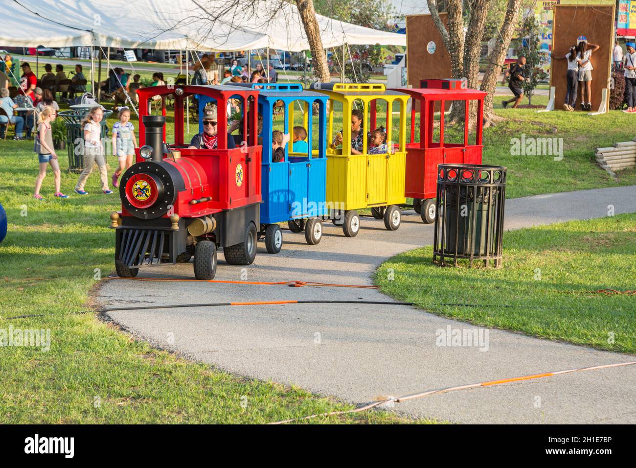Scale Train bietet Kindern Fahrten durch den Park auf der Pine Hills Festival Straßenmesse in Stone County, Mississippi Stockfoto