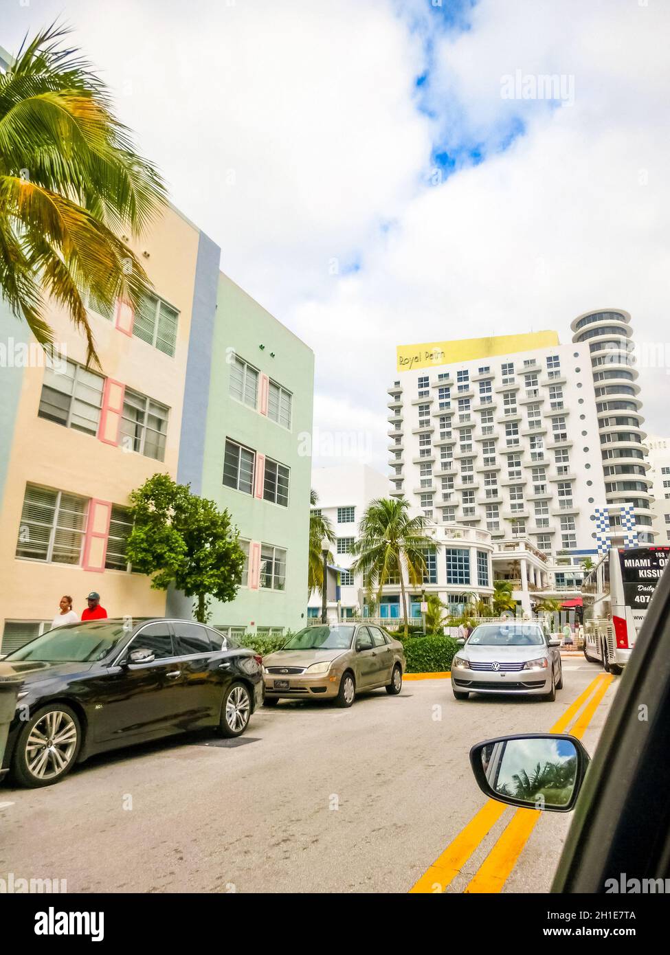 Miami, Vereinigte Staaten von Amerika - 30. November 2019: Straßenszene mit Verkehr und berühmten Hotels in der Collins Avenue in Miami Beach Stockfoto