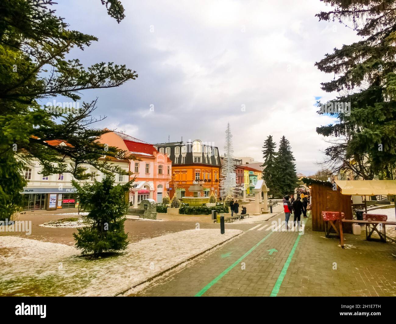 Poprad, Slowakei - 31. Dezember 2019: Die Menschen in der Altstadt Poprad, Slowakei im Winter Stockfoto