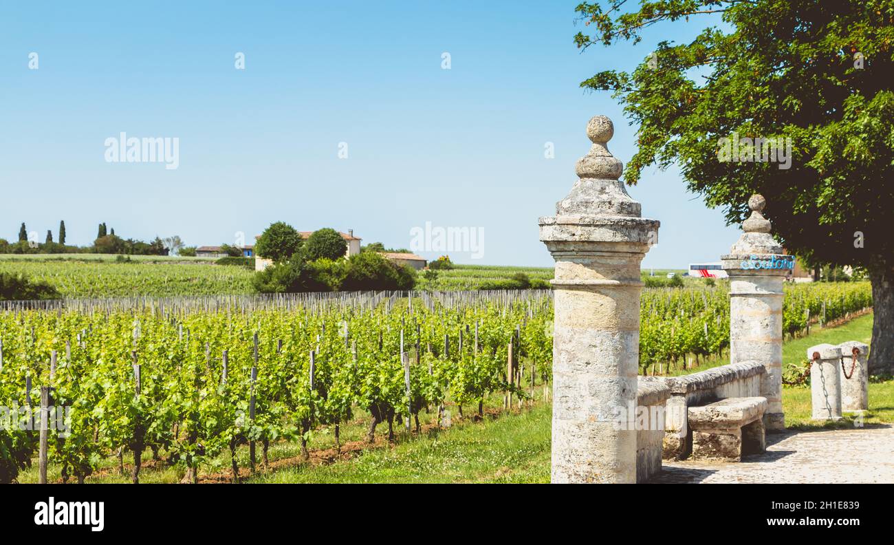 Saint Emilion, Frankreich - 26. Mai 2017: lagervorderseite des Hauses eines Produzenten von großer Flut von Saint Emilion Wein, Chateau Soutard an einem Frühlingstag Stockfoto